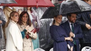 María Guardiola y Isabel Díaz Ayuso, en el desfile del pasado 12 de octubre, bajo el mismo paraguas.