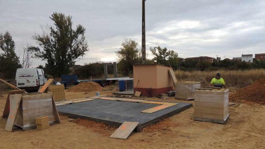 Trabajos de construcción de la planta potabilizadora de agua en Tardemézar de Vidriales.