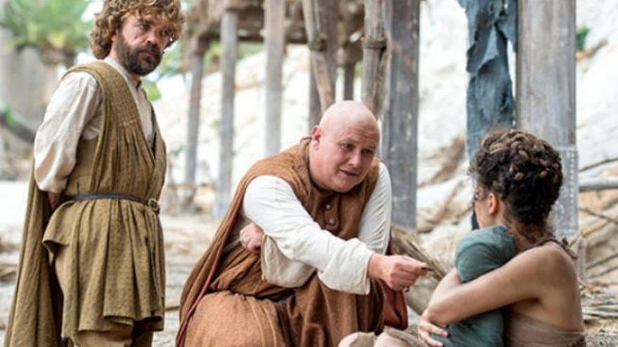 Peter Dinklage (Tyrion Lannister) y Conleth Hill (Lord Varys) en un fotograma de la sexta temporada.