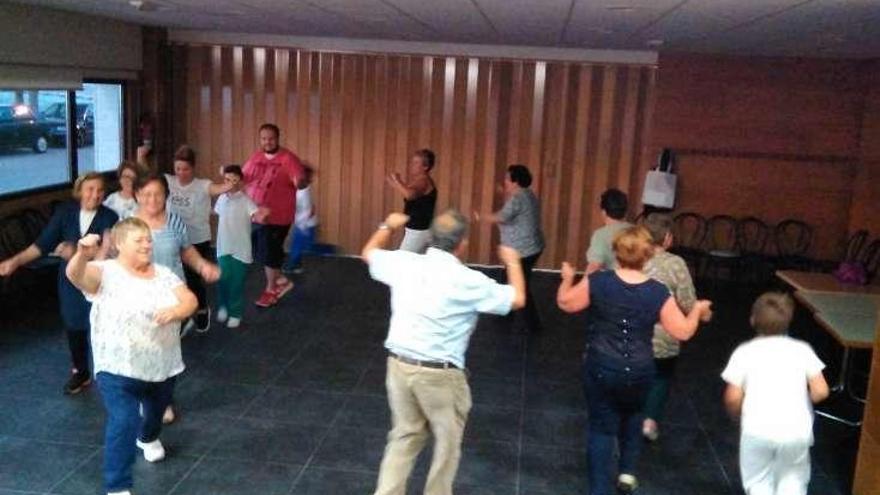 Asistentes a las clases de bailes de romería. // G.N.