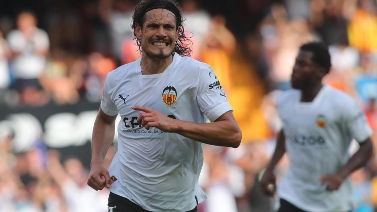 Cavani celebra un gol en Mestalla