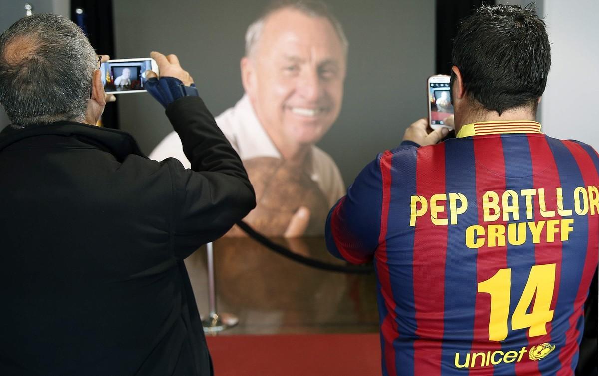 Aficionados en el espacio de condolencias habilitado por el FC Barcelona en el Camp Nou para rendir homenaje a Johan Cruyff.