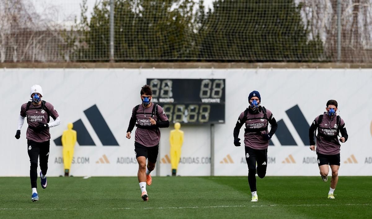 Los jugadores del Real Madrid, con las máscaras habituales que utiliza Antonio Pintus.