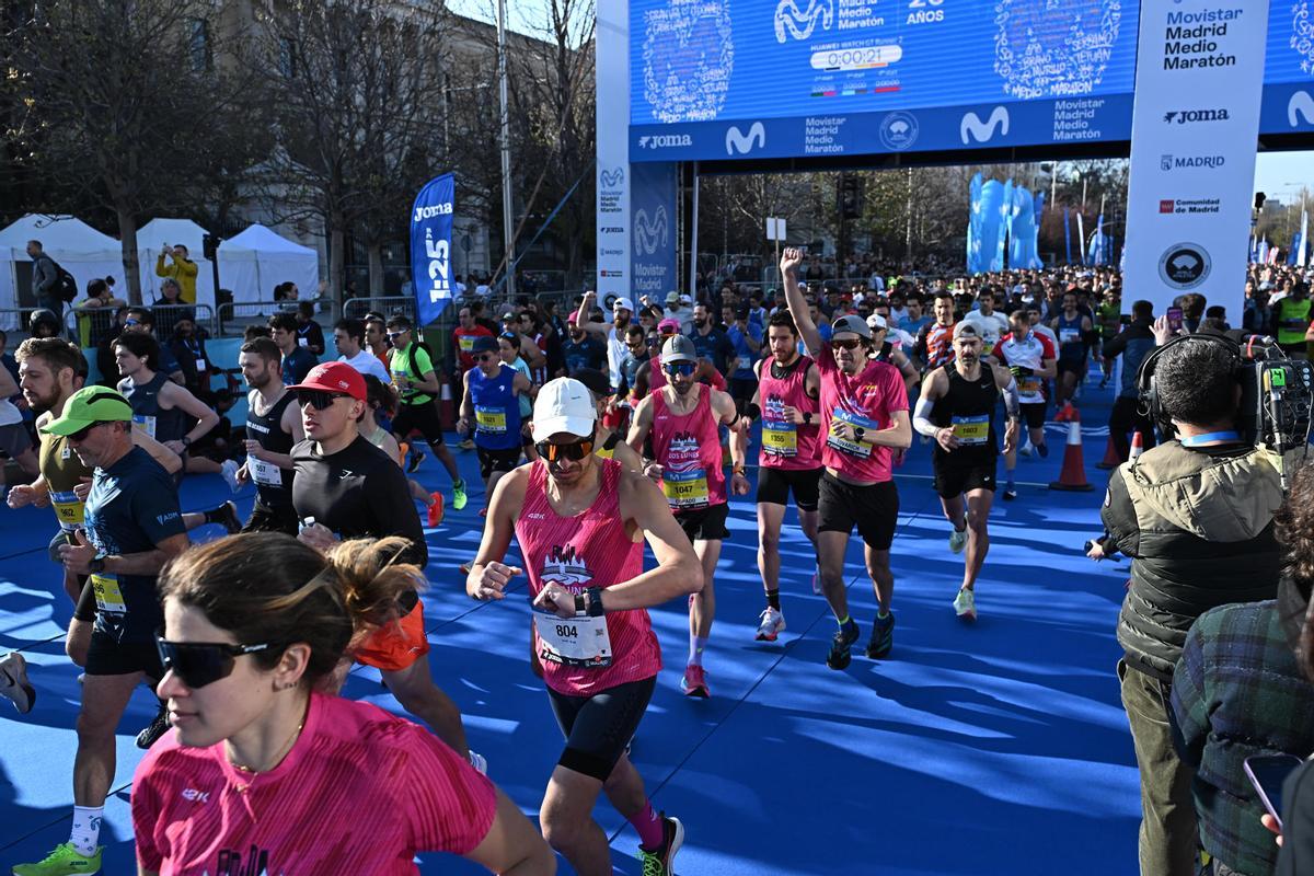 Los corredores toman la salida en el Medio Maratón de Madrid este domingo.