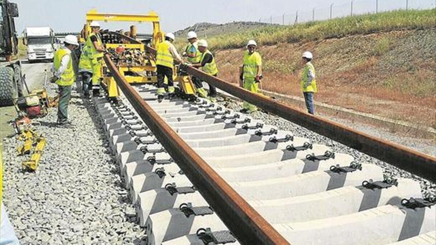 La Junta exigirá hoy a Adif cumplir los plazos para el tren rápido en 2019