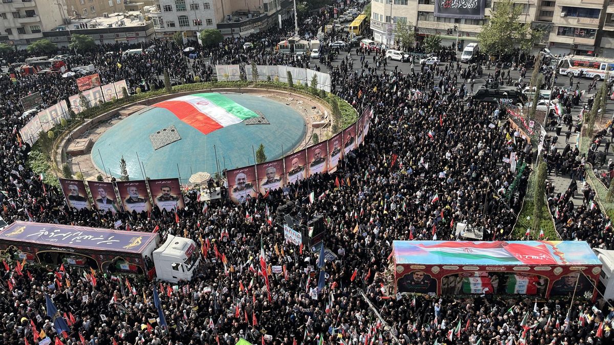 Irán celebra un multitudinario funeral de militares y científicos muertos en la guerra