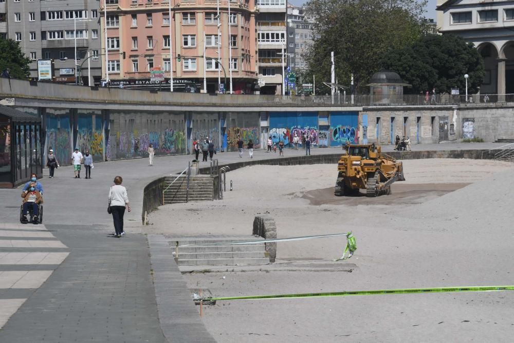 Arrancan los trabajos para eliminar la barrera de contención que protege al paseo marítimo de los fuertes temporales de invierno.