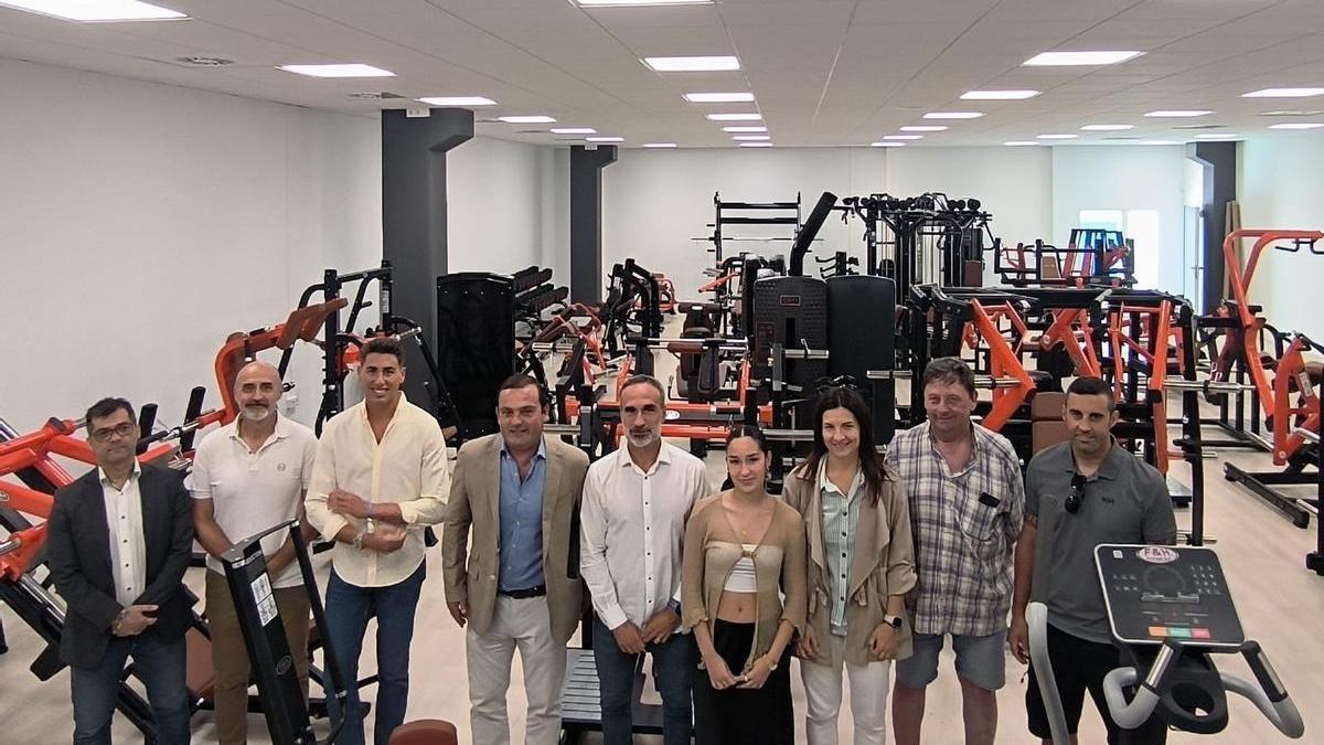 Las autoridades municipales en el gimnasio que abrirá el 1 de julio en Peñíscola.