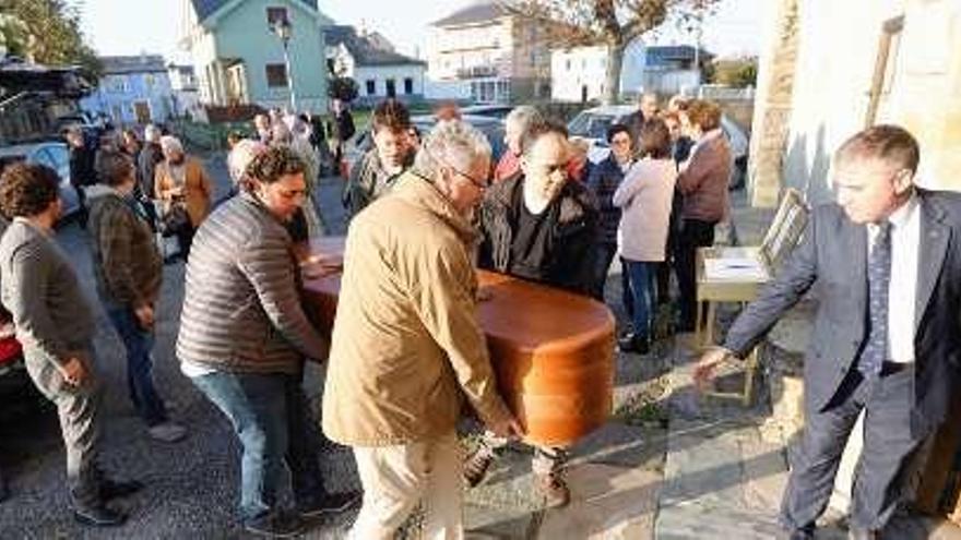 A la izquierda, la llegada del féretro de Chuso. A la derecha, Quirós, Juan Manuel, Bravo, Prieto y Javier.