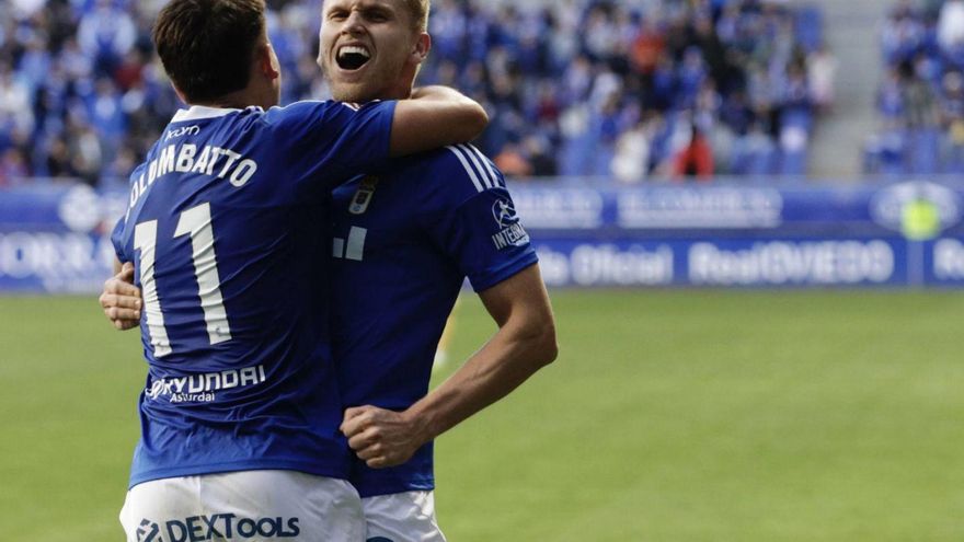 Colombatto y Alemão celebran un gol en el Carlos Tartiere. | JUAN PLAZA