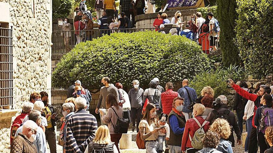 Gironins i turistes visiten Temps de Flors