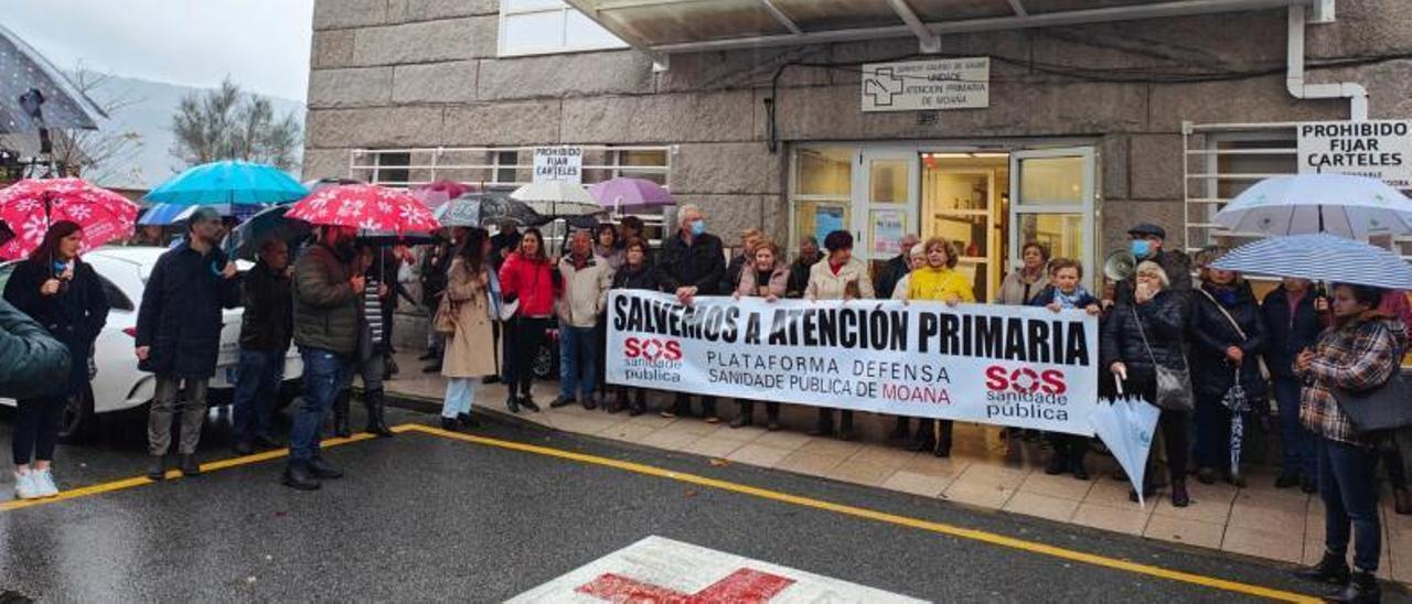 A la protesta de Moaña acudieron representantes del bipartito y de la Plataforma da Sanidade. |  G.N.