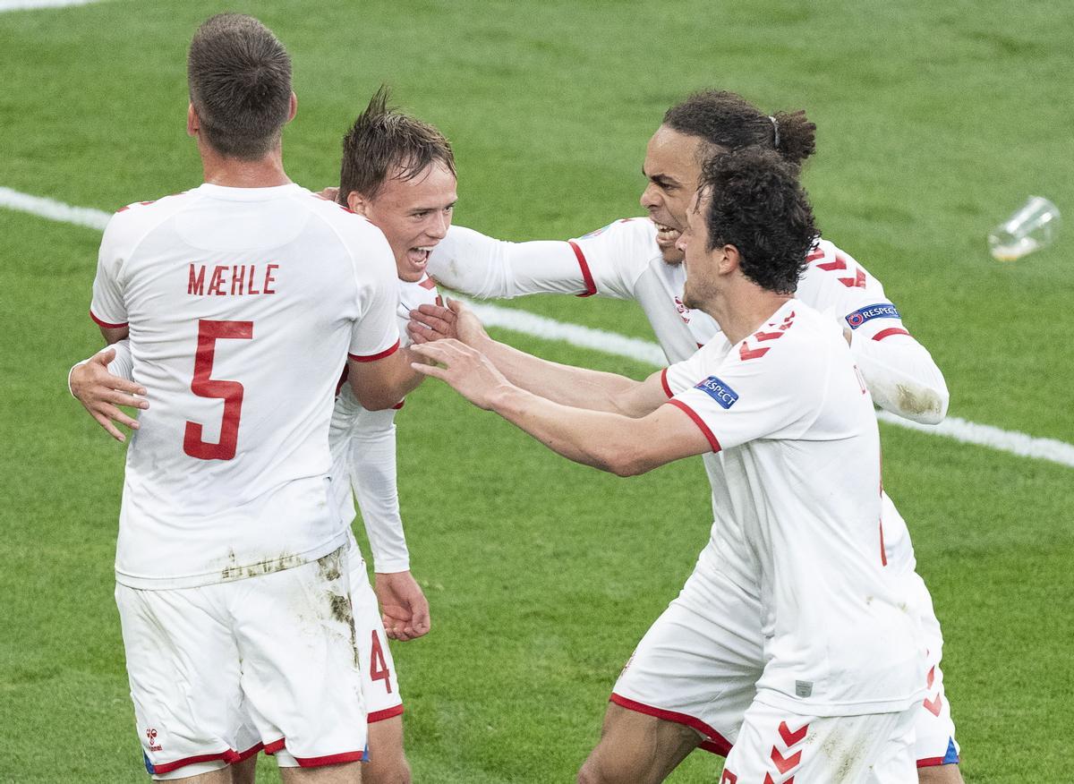 Damsgaard, autor del 1-0 de Dinamarca ante Rusia, felicitado por sus compañeros. 