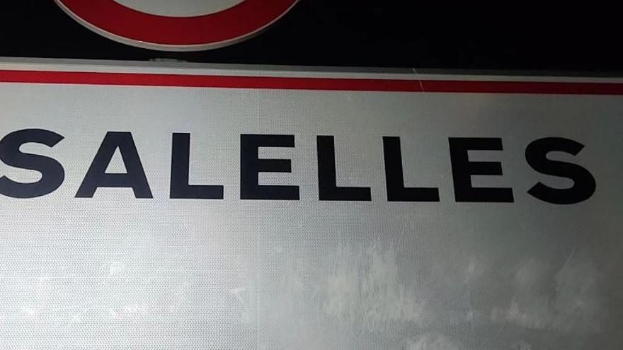 Un senyal de trànsit de Salelles vandalitzat