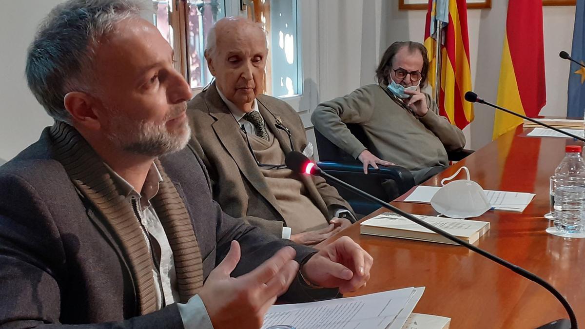 Saturnino Valladares, Santiago Grisolía y Josep Piera en 2021 en la presentación de la traducción de la antología de 'A la costa' de Francisco Brines.