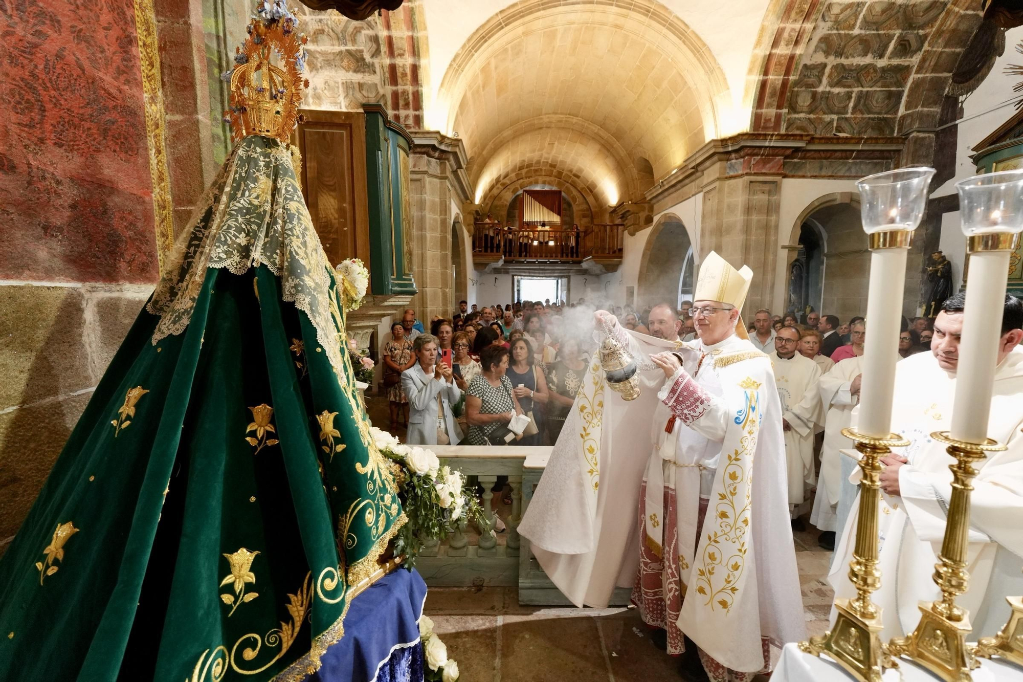Abrazo multitudinario a la Virxe do Corpiño
