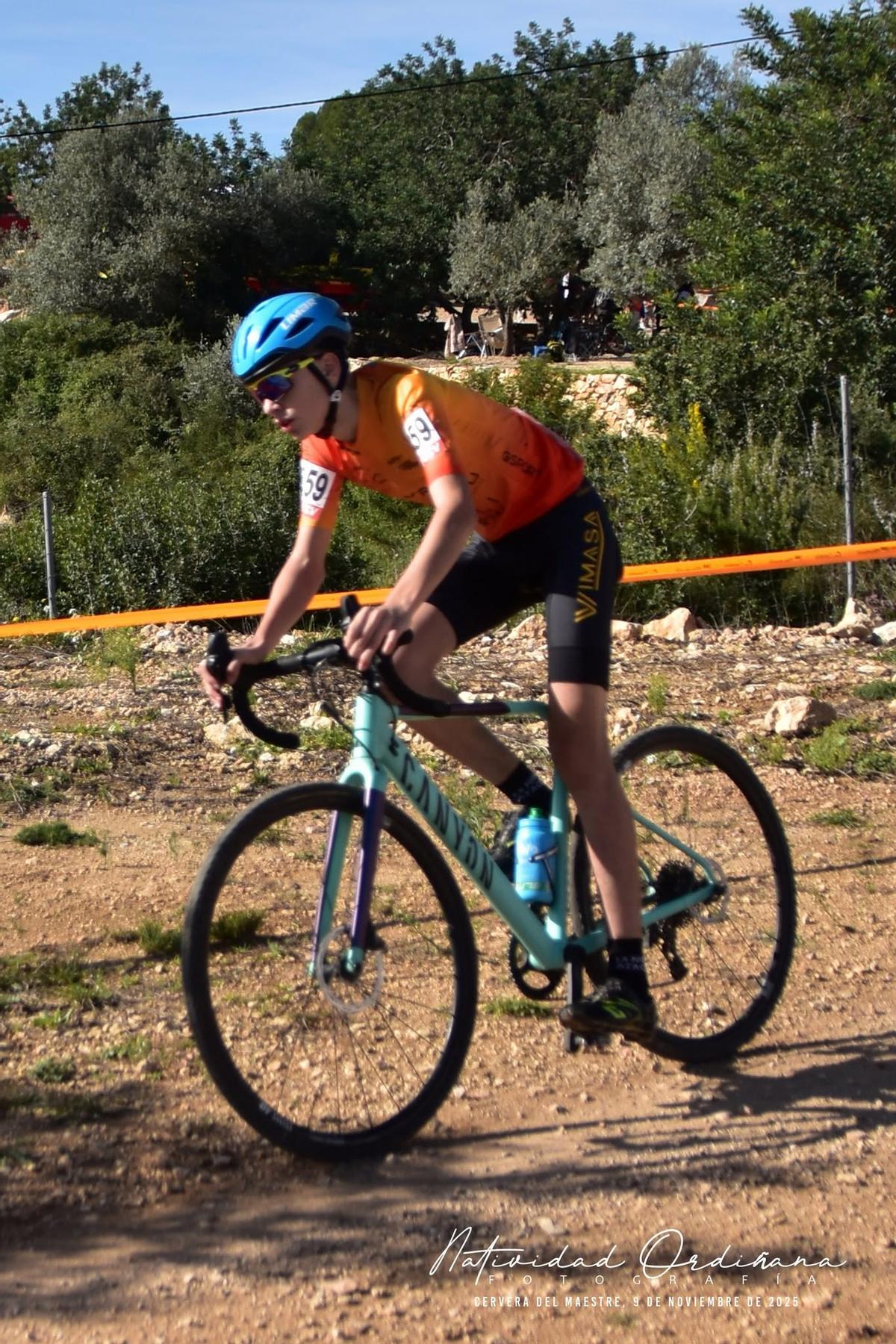 Un ciclista en el Campeonato Autonómico de Ciclocross, en Cervera del Maestre.