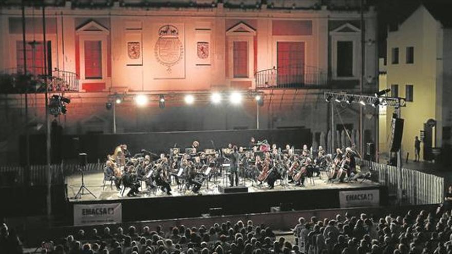 La orquesta llena de música la plaza de La Corredera