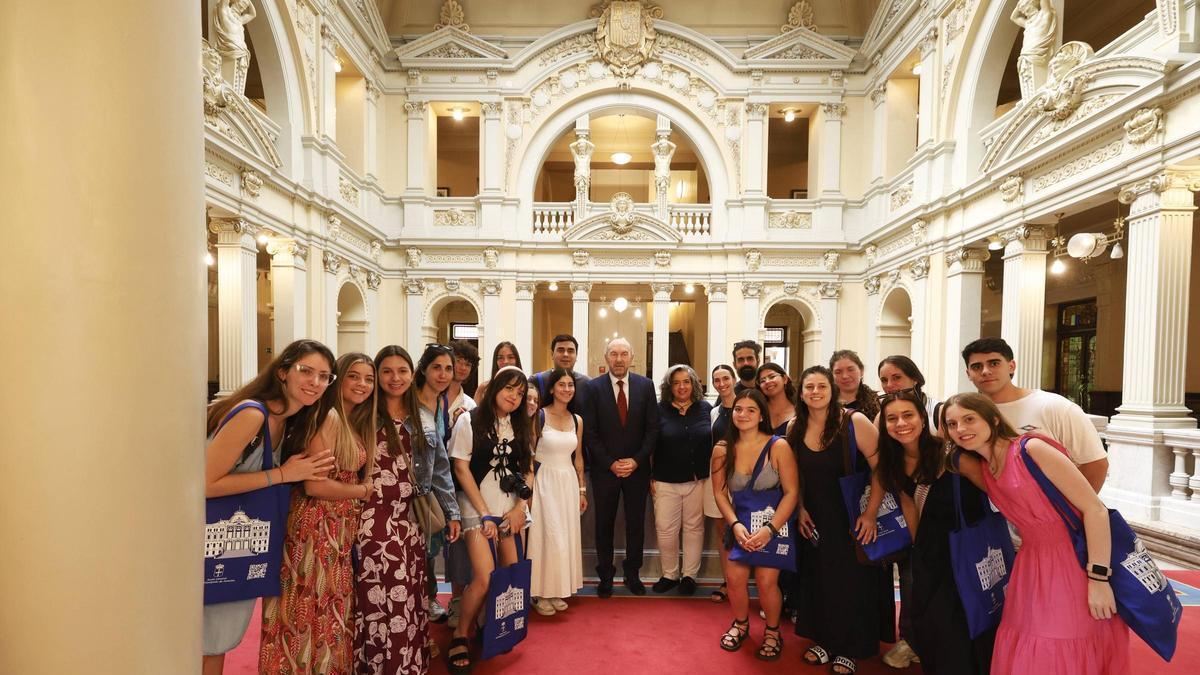 Juan Cofiño, en el centro, con los jóvenes asistentes este año al Campos Orígenes, en la Junta General del Principado.