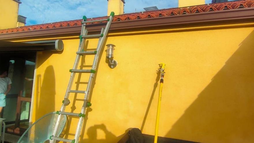 Vivienda de la calle Arieros de Lalín y detalle del nido.   | // EMERXENCIAS LALÍN