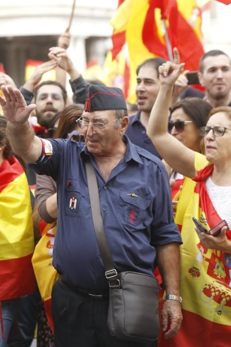 Caravana de vehículos con banderas españolas en València