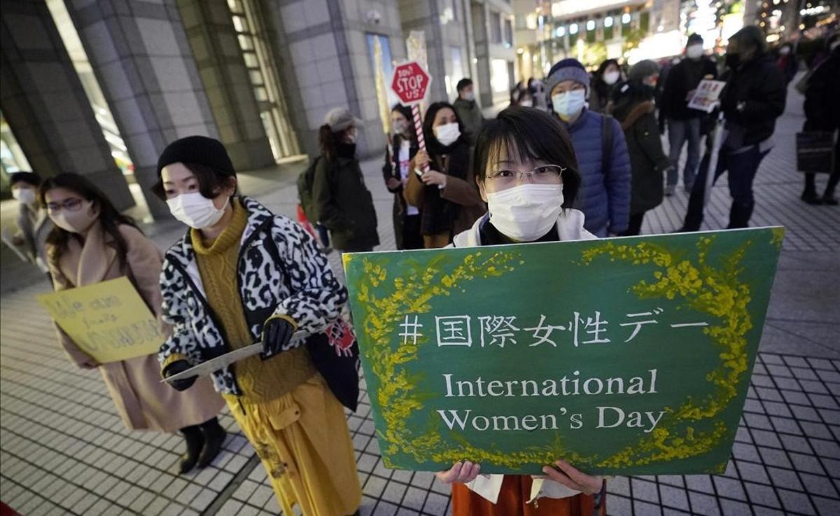 Una joven con una pancarta en una manifestación celebrada en Tokyo en contra de la violencia de género, coincidiendo con el 8-M.