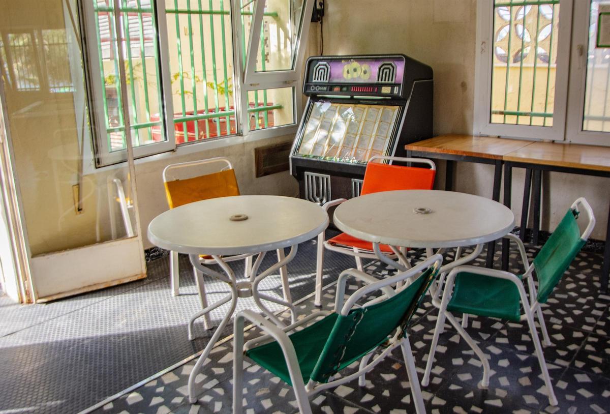 Una de las 'jukebox' vintage de Banys La Pista, encendida.