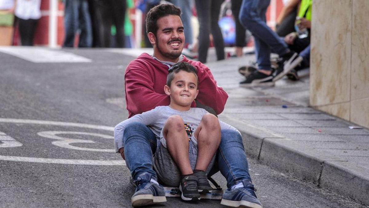 Un hombre y un niño en una tabla en Icod el 29 de noviembre de 2019. | | M.P.