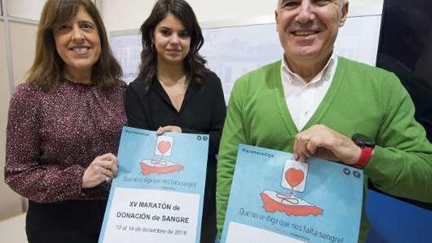 Por la izquierda, María del Carmen Muñoz, la concejala Raquel Ruiz y Carlos Vigil, en el Ayuntamiento, durante la presentación del maratón de donación de sangre.