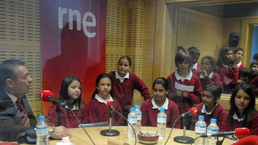 Rivero y los alumnos del British School, ayer en los estudios de RNE. i  YAIZA SOCORRO