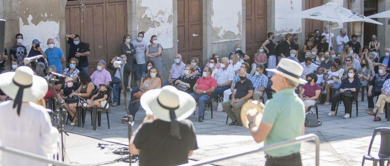 Actuación do Serán das Letras Galegas de Lalín no 2020 na Praza da Igrexa. |   // BERNABÉ/ANA AGRA