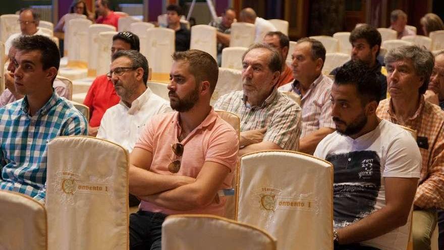 Ganaderos asistentes al Encuentro Provincial de Afriza que se celebró ayer en Coreses.