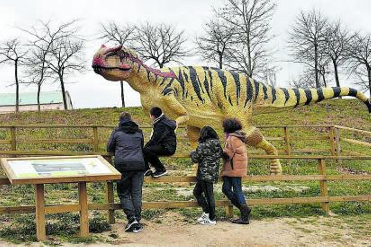 En el paseo de la Alameda hay expuesta una réplica de dinosaurio. |  MIQUEL AGOST