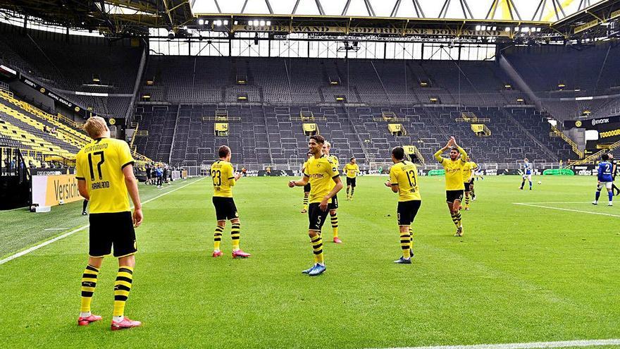 Els jugadors del Borussia Dortmund celebren el gol de Haaland contra el Schalke 04 sense acostar-s&#039;hi gaire.