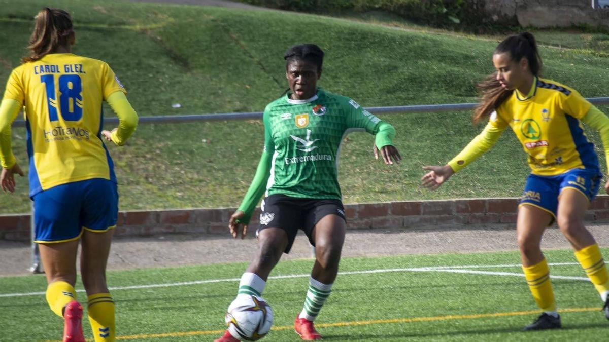 Gabrielle Nsom, con el balón, durante un partido con el Cacereño Femenino.