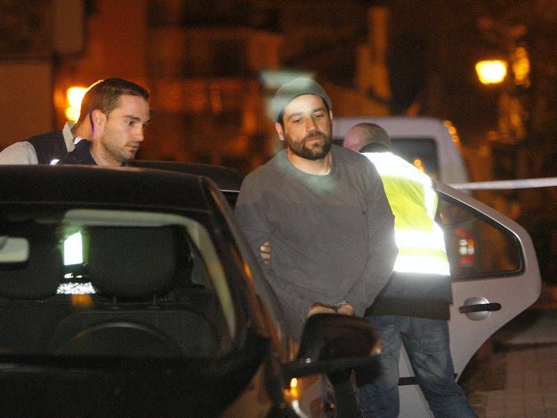 Un turolense estrella su coche contra la sede del PP en Madrid