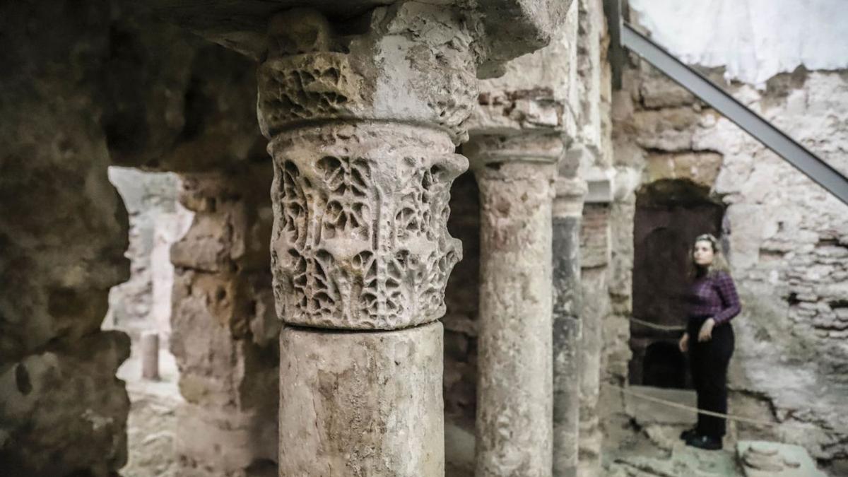 Capitel y columnas de la sala templada de los Baños Árabes de San Pedro, datados del siglo XII, y conservados en buen estado.
