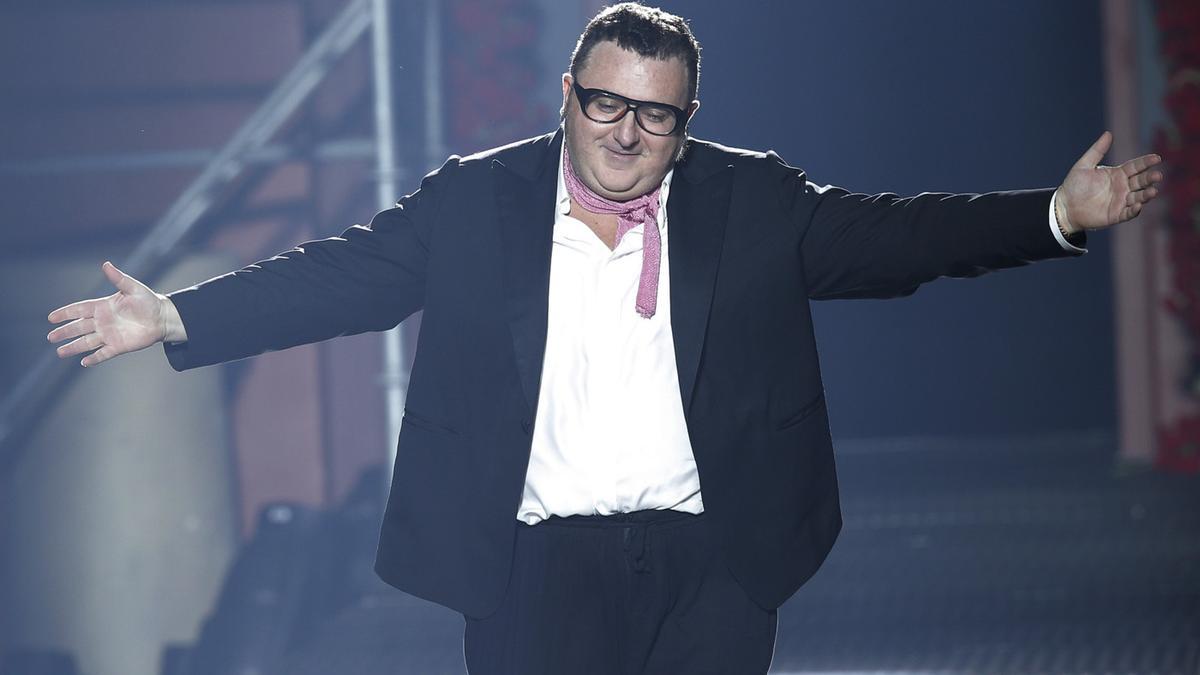 Alber Elbaz, al cierre de uno de los desfiles de Lanvin