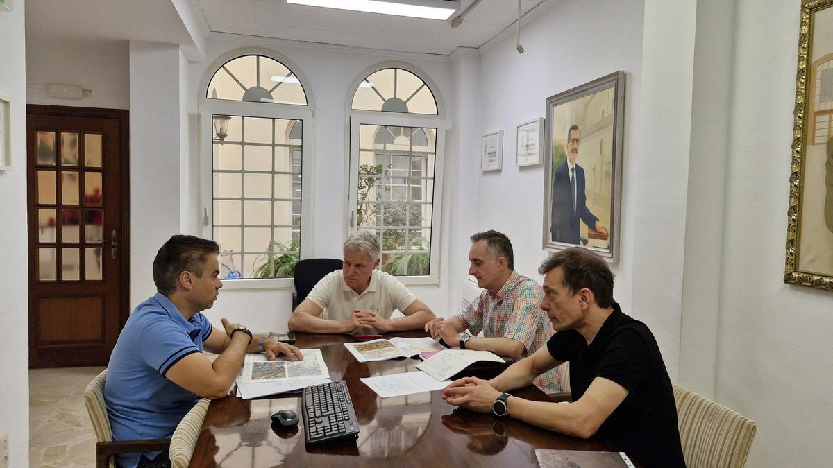 Un momento durante la reunión sobre las obras de suministro de agua potable.
