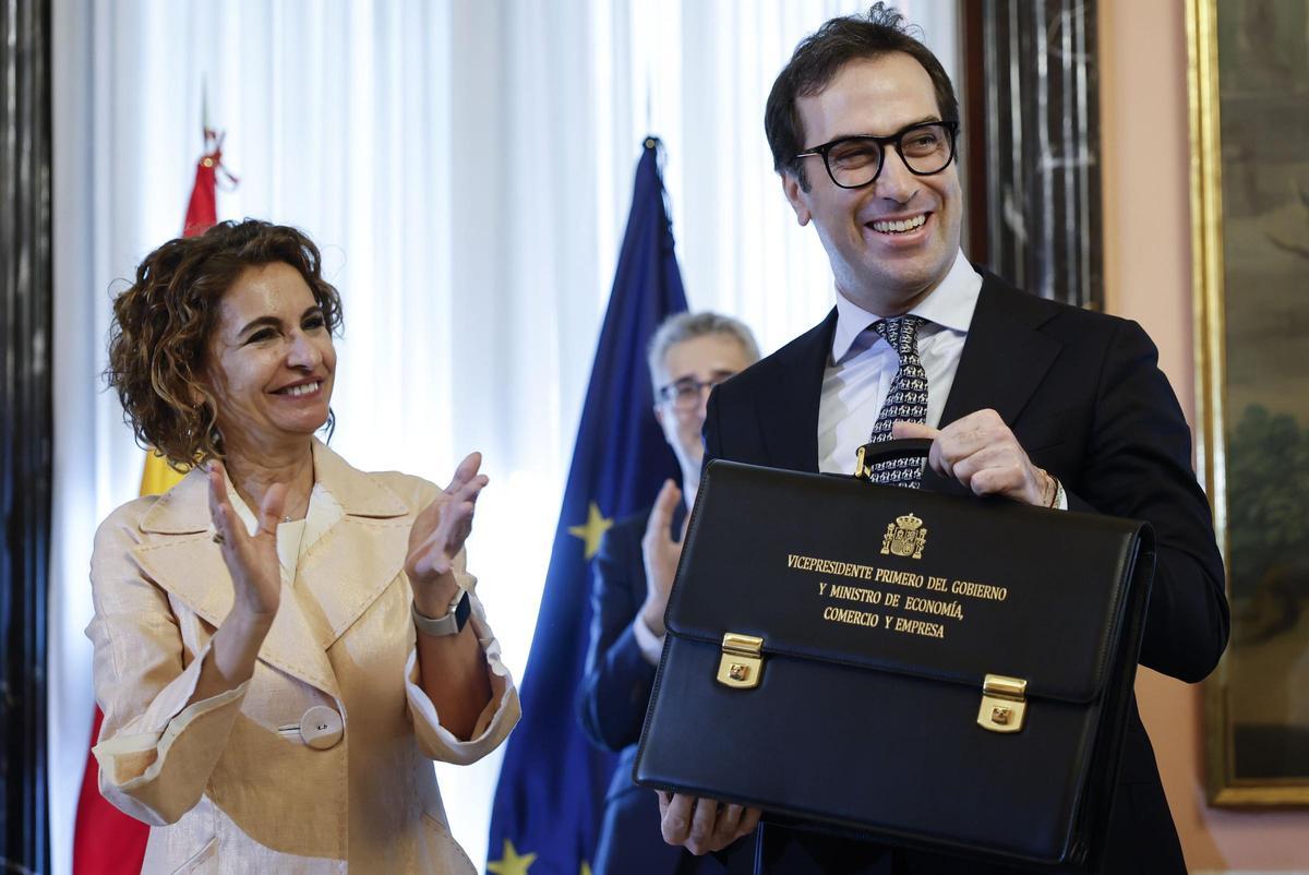 Carlos Cuerpo tras tomar posesión como vicepresidente del Gobierno de España posa junto a María Jesús Montero.
