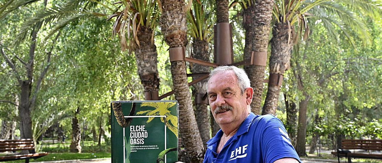 Juan Lorenzo Antón muestra el libro «Elche, Ciudad de Oasis» en el corazón del Palmeral. | MATÍAS SEGARRA