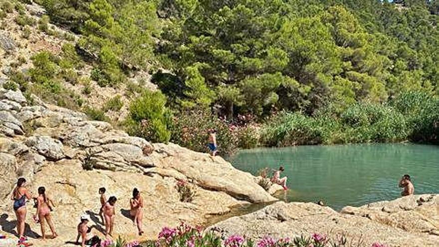 Bañistas en el paraje natural de Fuente Caputa (Mula).