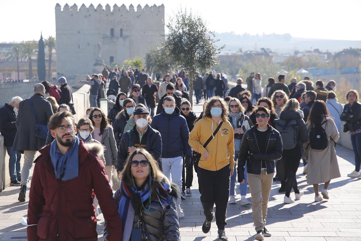 Turistas en el Puente Romano