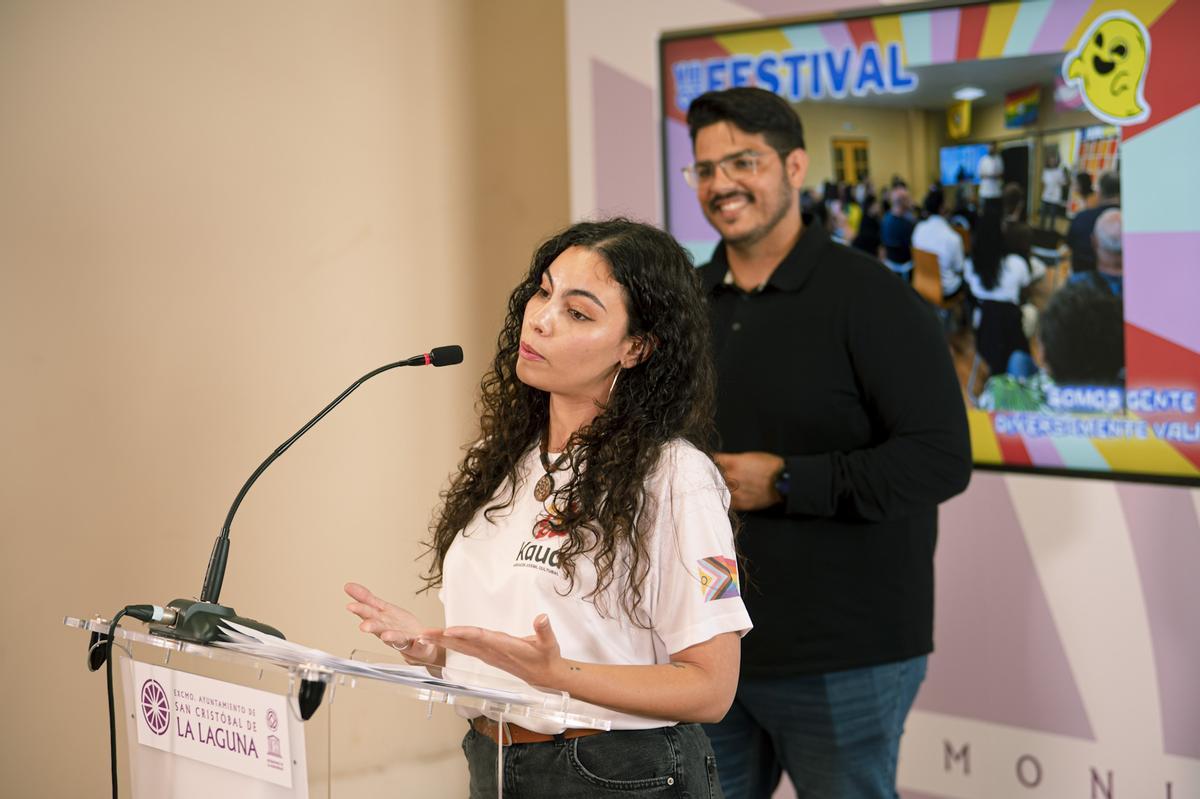 Representantes de la Asociación Juvenil Kaua explican los detalles del festival.