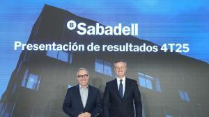 El hasta ahora ceo del Banco Sabadell, César Gónzalez-Bueno (d), y su futuro sustituto en el cargo, Marc Armengol (i), durante una rueda de prensa para presentar los resultados de la entidad.