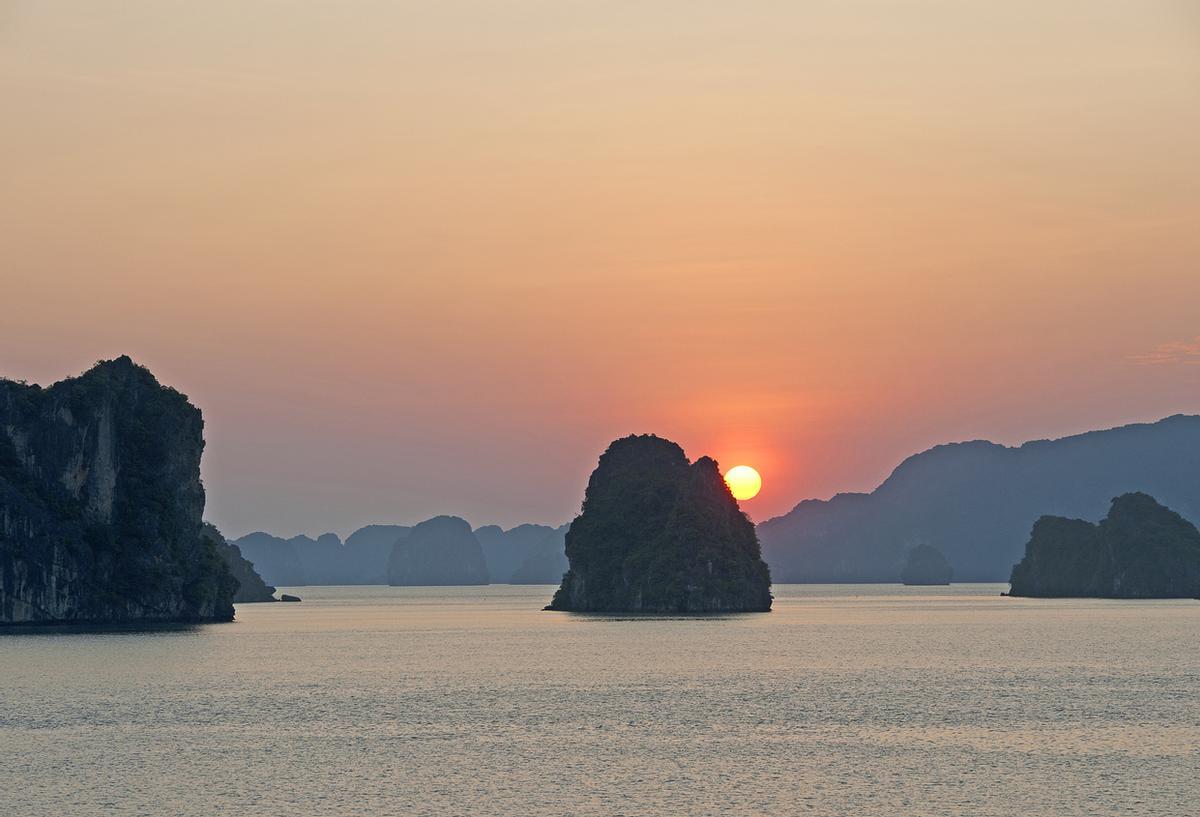 El amanecer en la Bahía de Halong, Vietnam, es una de las experiencias más escénicas y tranquilas que ofrece este lugar declarado Patrimonio de la Humanidad por la UNESCO