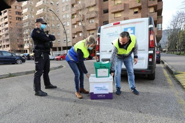 Llegada de las vacunas contra el covid a la residencia Romareda