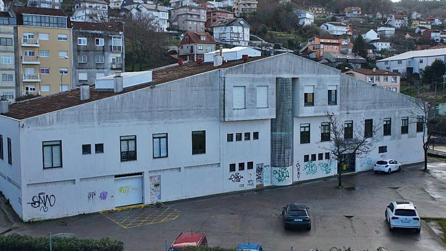 Las pintadas que afean los espacios públicos de Chapela se extienden por el centro de salud, la antigua estación o la iglesia de San Fausto.