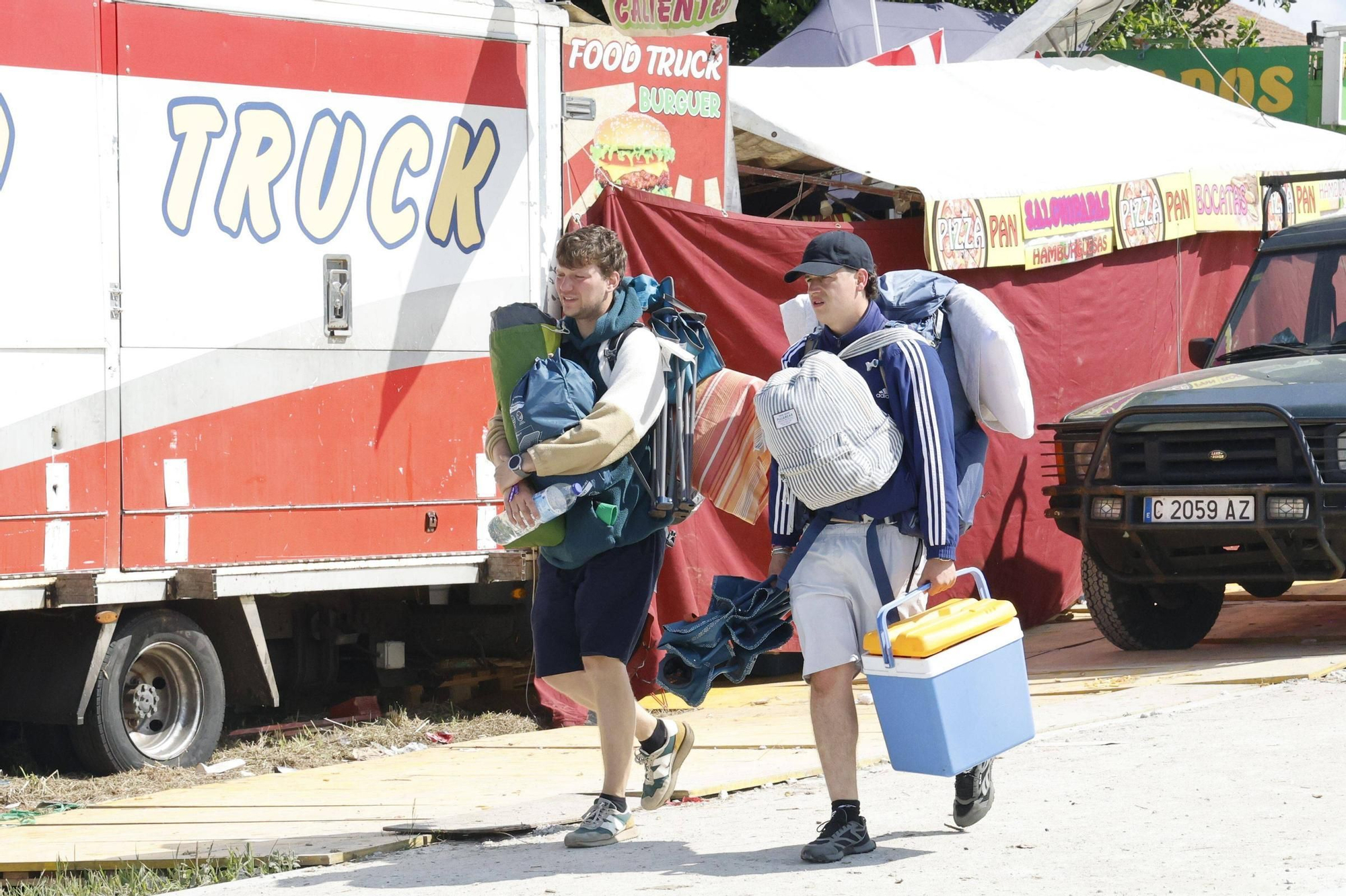 Vuelta a la realidad, paso a paso y mochila a cuestas: los campistas abandonan el Monte do Gozo