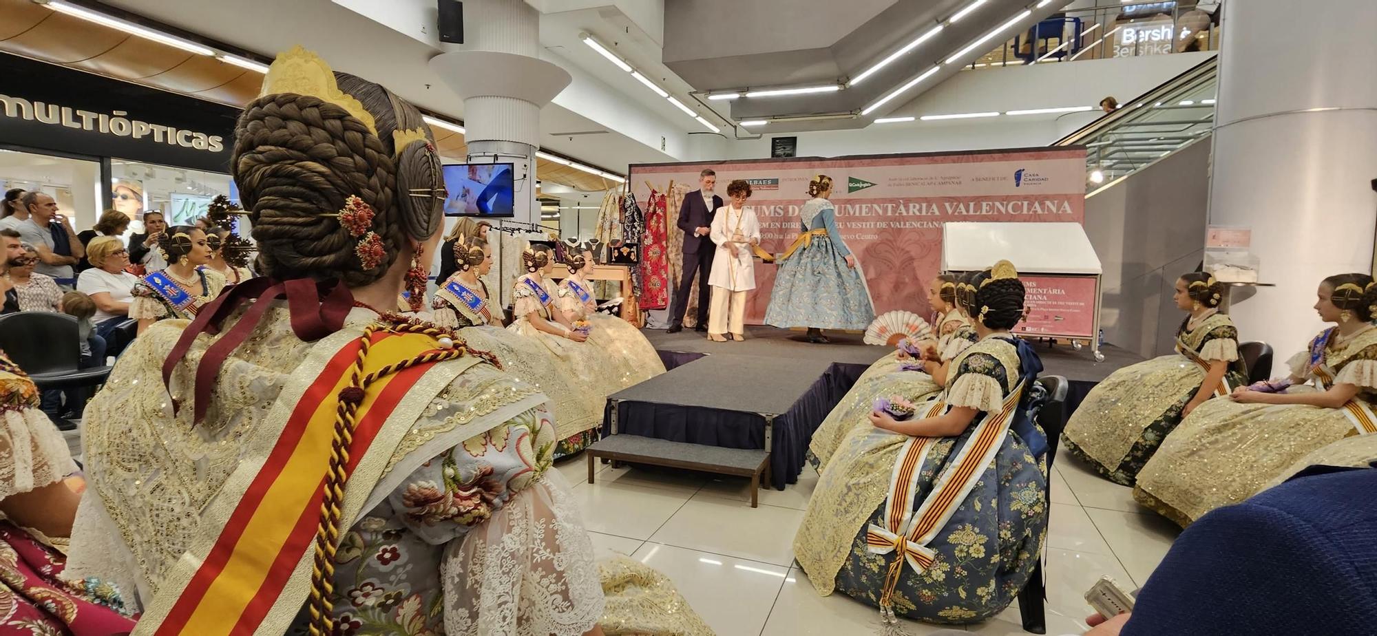 Fiesta de la indumentaria en Nuevo Centro: un traje de valenciana en directo